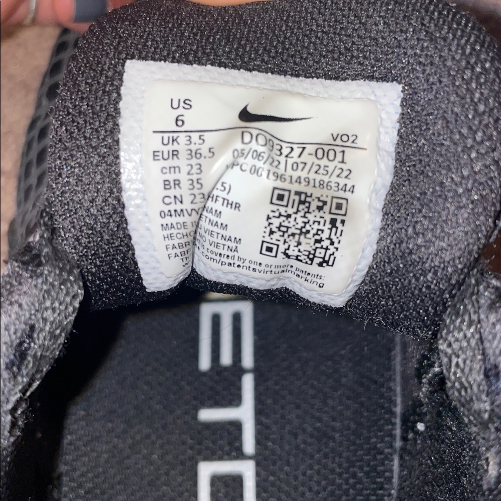 Nike Black and White Training Shoes - Picture 6 of 6
